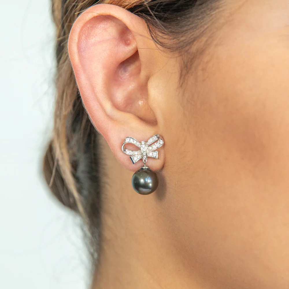 9ct White Gold Tahitian Bow Pearl Earrings set with 46 Diamonds - Image 3