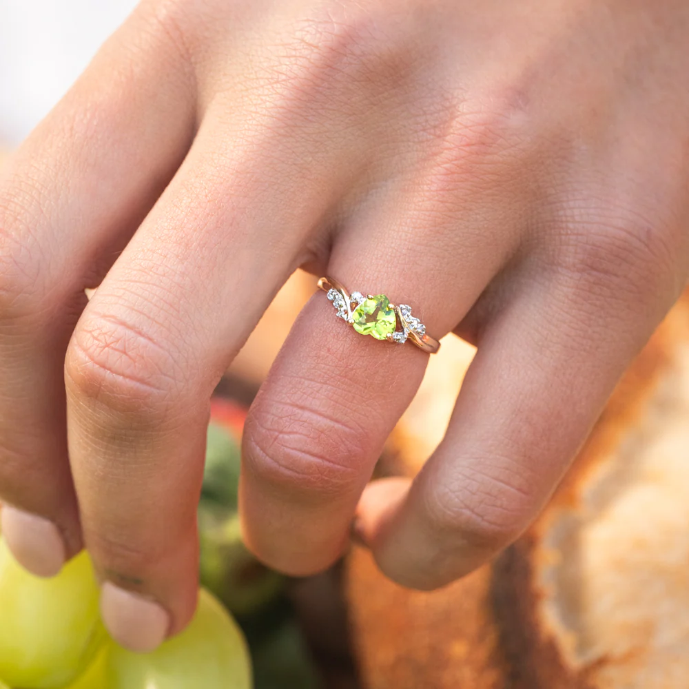 9ct Yellow Gold Peridot and Diamond Heart Pendant - Image 2