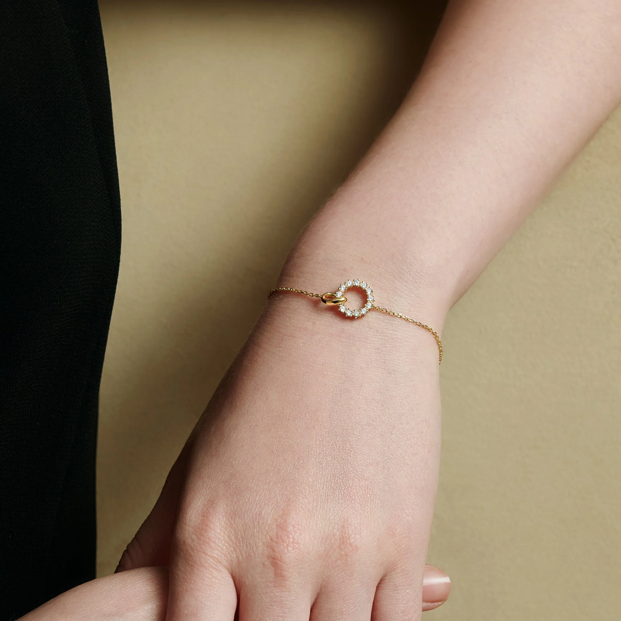 Ania Haie Gold Interlinked Circles Pave Bracelet - Image 5