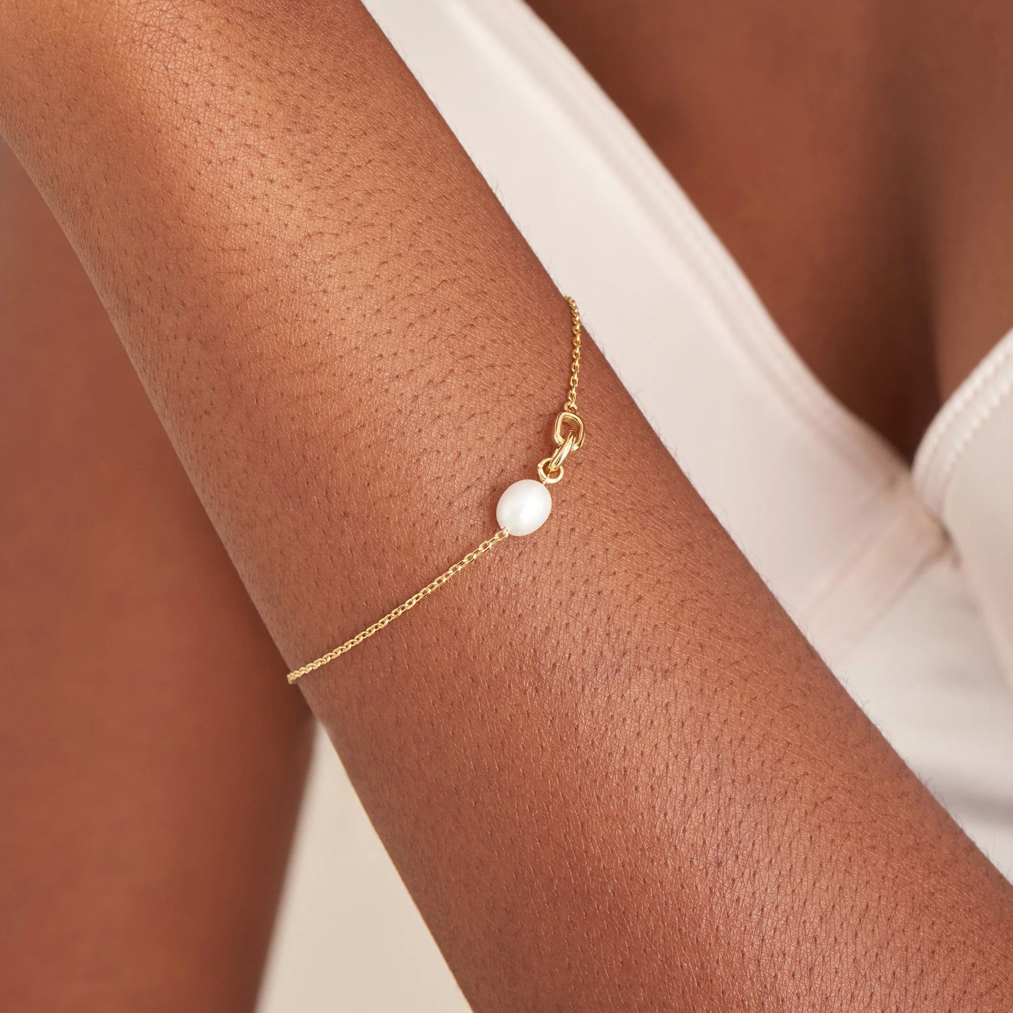 Yellow Gold Pearl Link Chain Bracelet - Image 4
