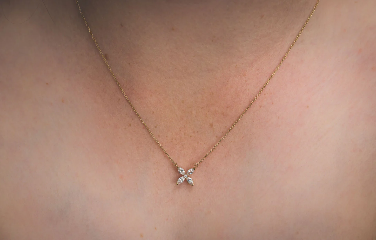 Heirloom Favoured Pendant Gold - IP820G - Image 3