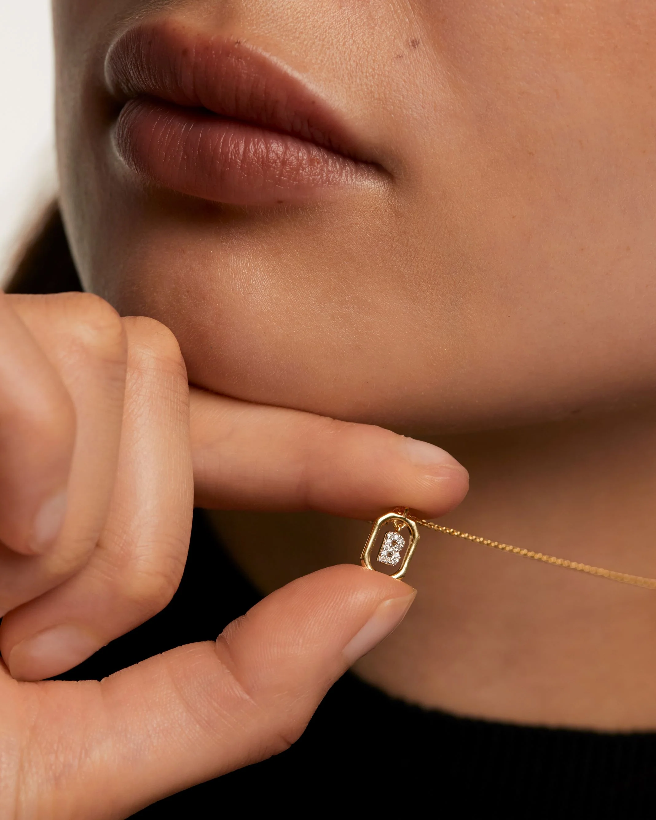 MINI LETTER B GOLD NECKLACE - Image 2