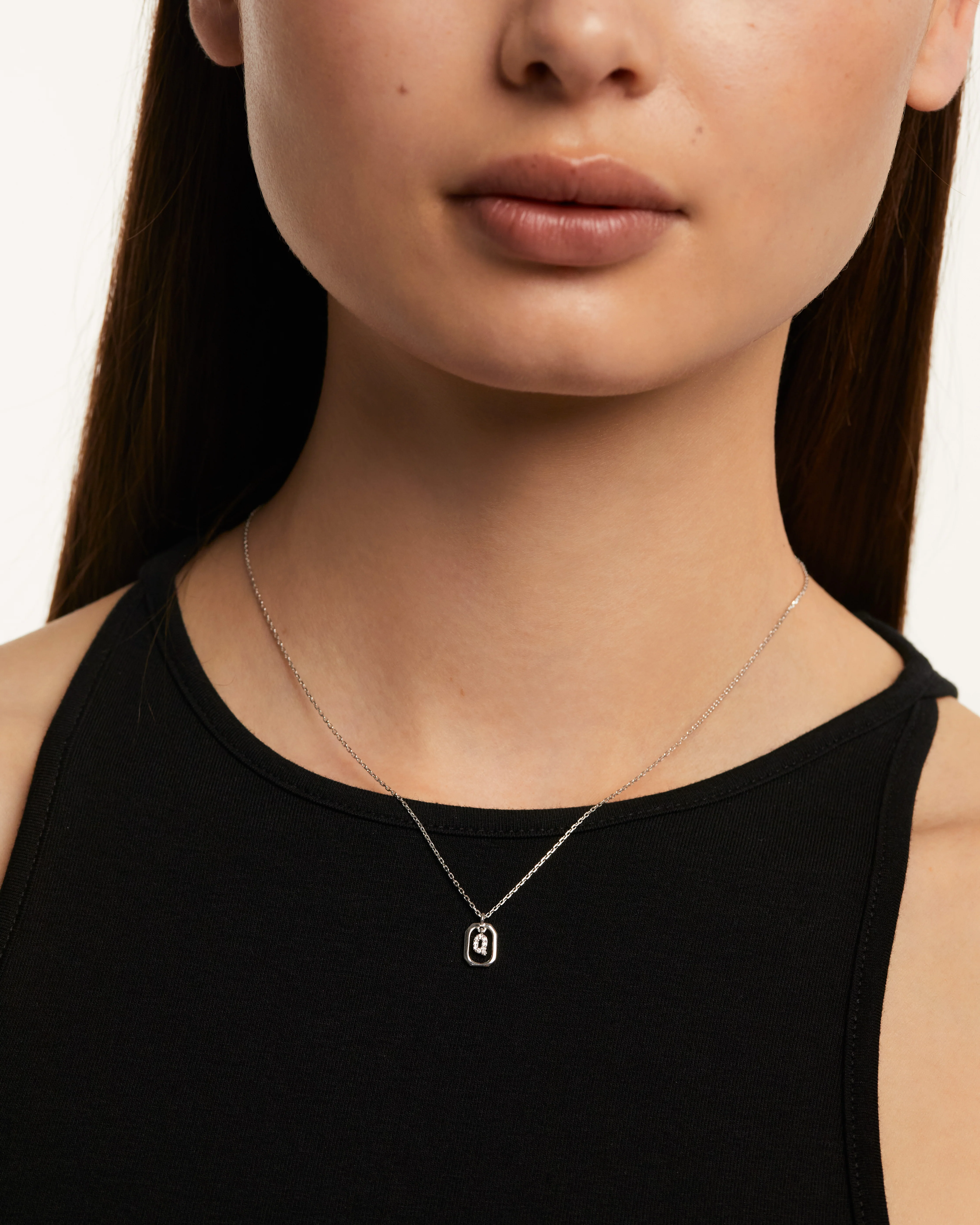 MINI LETTER Q SILVER NECKLACE - Image 2
