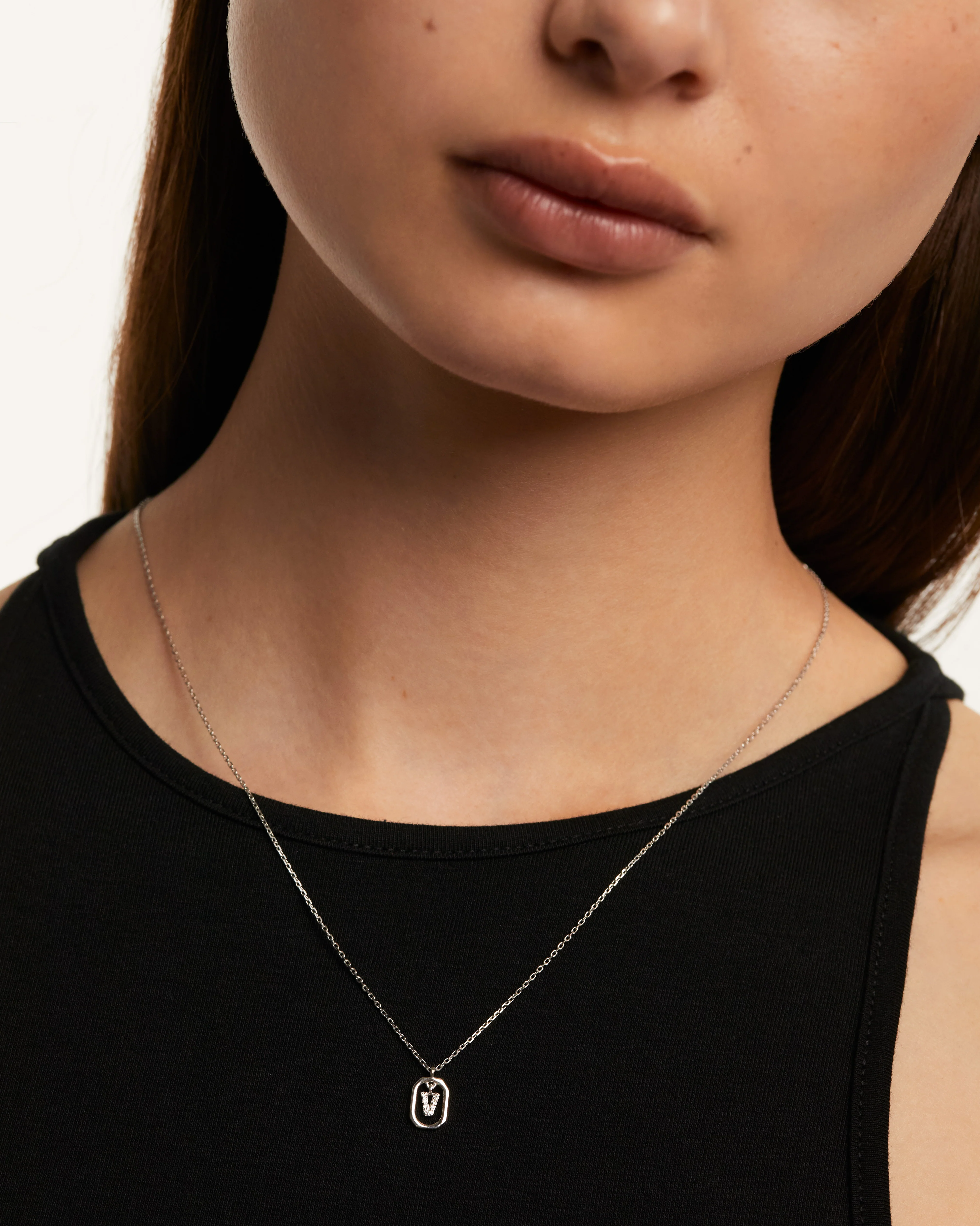 MINI LETTER V SILVER NECKLACE - Image 2