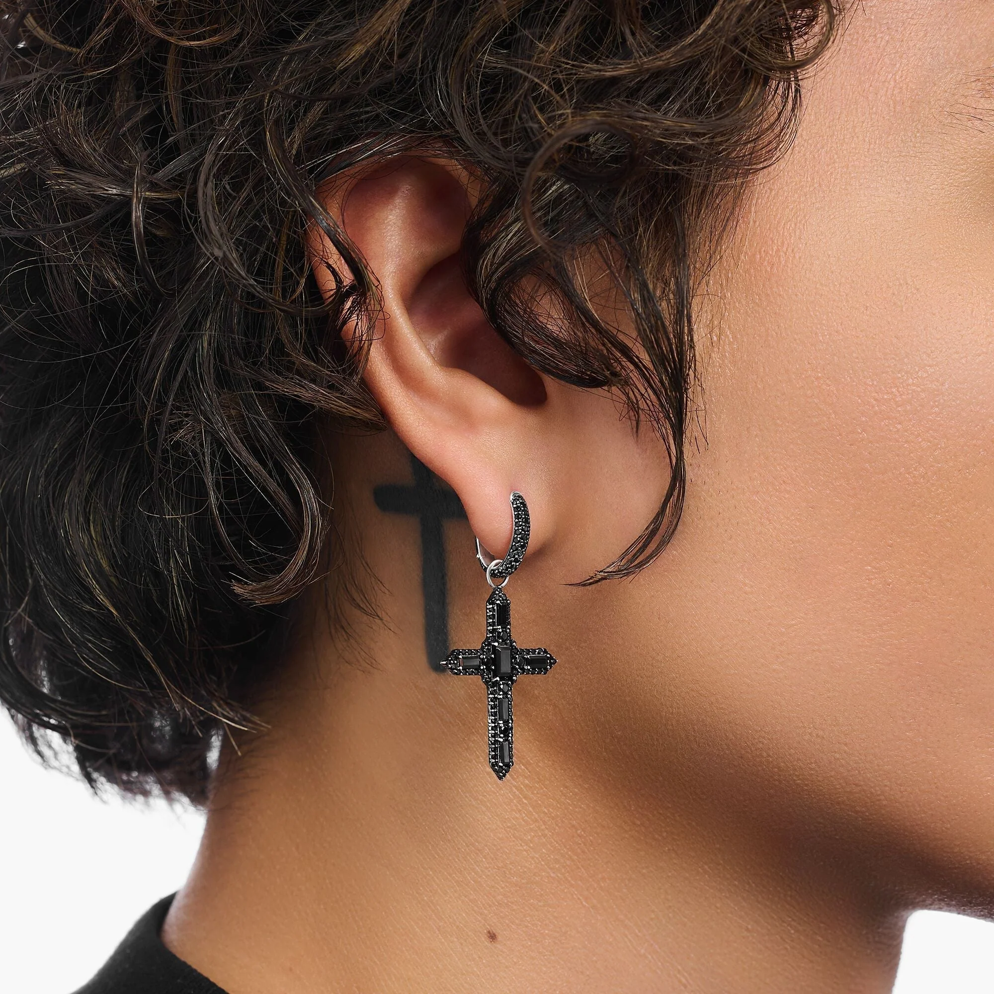 THOMAS SABO Single Cross hoop earring with black zirconia - Image 4